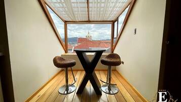 Studiosuite – deluxe, 1 kingsize-seng, kjøkken, byutsikt | Spiseområde