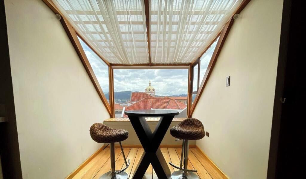 Deluxe Studio Suite, 1 King Bed, Kitchen, City View | Dining