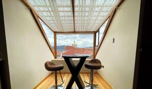 Deluxe Studio Suite, 1 King Bed, Kitchen, City View | Dining - Hotel Ensueños by HHG (Cuenca)