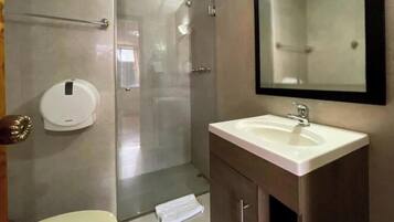 Habitación doble Confort, 1 cama matrimonial, para no fumadores, servicio de limpieza | Baño | Regadera, toallas, jabón, shampoo