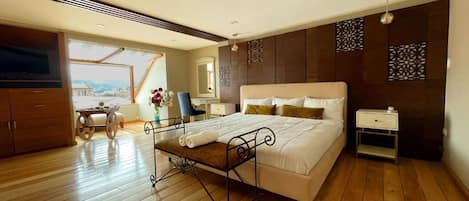 Deluxe Studio Suite, 1 King Bed, Kitchen, City View