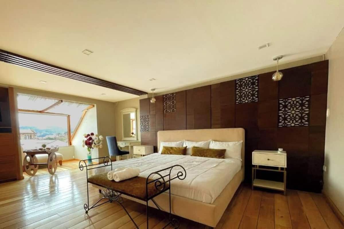 Deluxe Studio Suite, 1 King Bed, Kitchen, City View