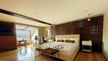 Deluxe Studio Suite, 1 King Bed, Kitchen, City View | Iron/ironing board, free WiFi