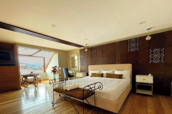 Deluxe Studio Suite, 1 King Bed, Kitchen, City View | Iron/ironing board, free WiFi