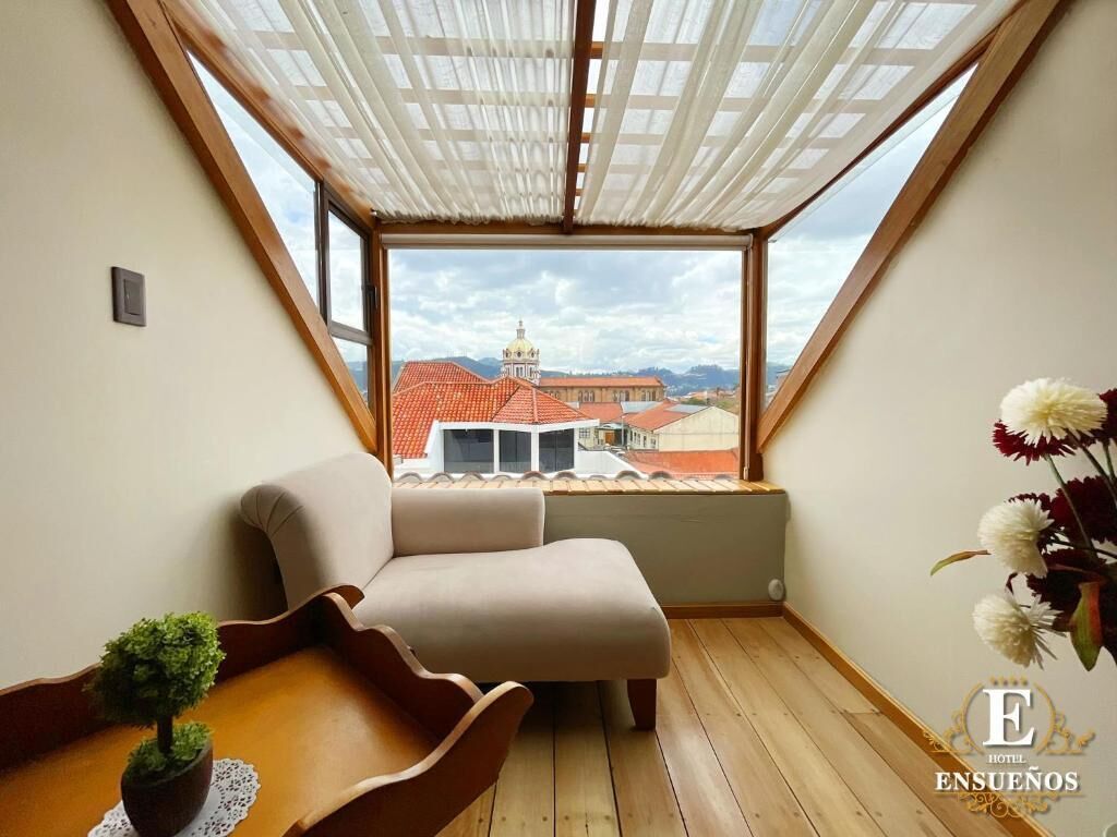 Deluxe Studio Suite, 1 King Bed, Kitchen, City View | Interior