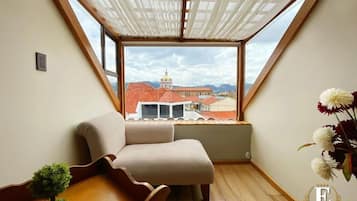 Deluxe Studio Suite, 1 King Bed, Kitchen, City View | Interior