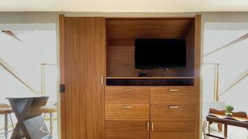Deluxe Studio Suite, 1 King Bed, Kitchen, City View | Interior