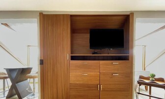 Deluxe Studio Suite, 1 King Bed, Kitchen, City View | Interior