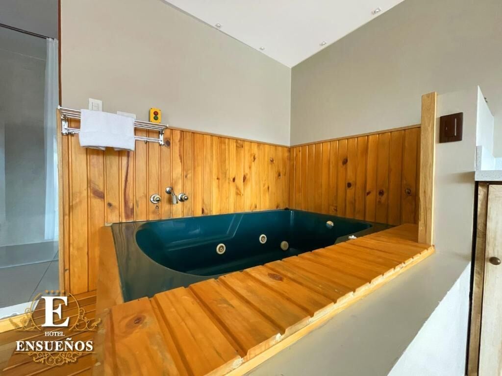 Deluxe Studio Suite, 1 King Bed, Kitchen, City View | Interior