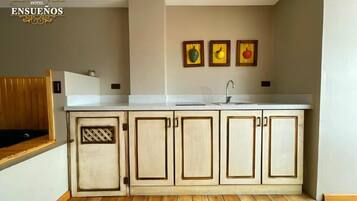 Suite estudio Deluxe, 1 cama King size, cocina, vista a la ciudad | Interior