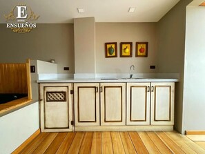 Suite estudio Deluxe, 1 cama de matrimonio grande, cocina, vistas a la ciudad | Interior