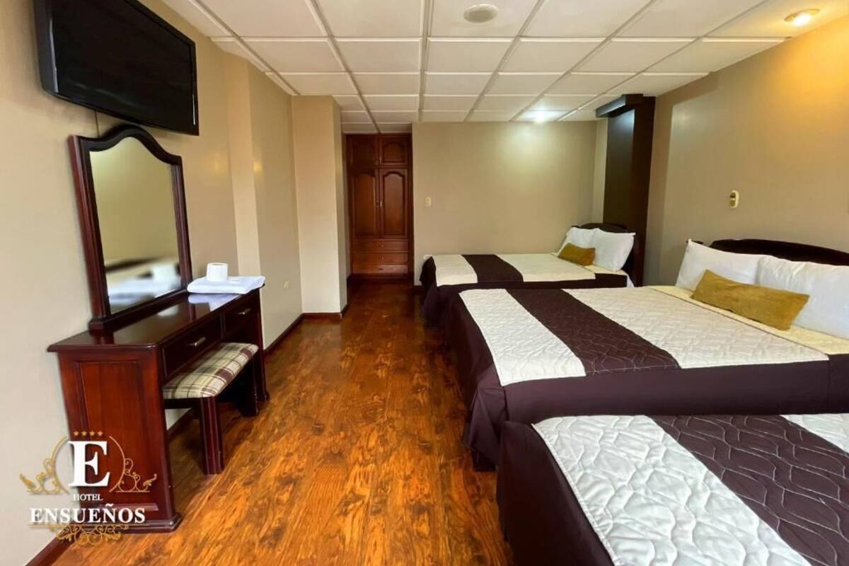 Chambre Familiale, plusieurs lits, salle de bains privée, vue ville