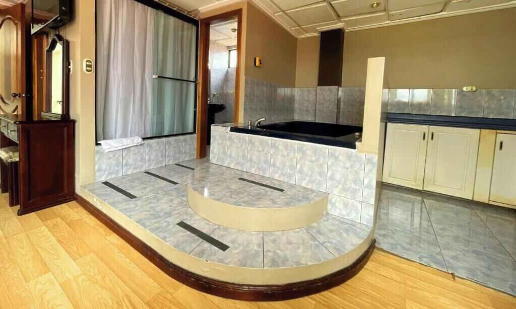Deluxe Suite, Multiple Beds, Balcony, City View | Bathroom | Shower, towels, soap, shampoo