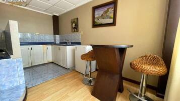 Suite – deluxe, flere senger, balkong, byutsikt | Eget kjøkken