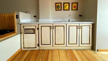 Deluxe Studio Suite, 1 King Bed, Kitchen, City View | Interior