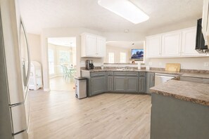 Kylskåp, mikrovågsugn, ugn och spishäll