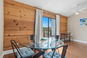 Dining - Destin Townhome • Walk to Sandy Beach and Water Taxi (Destin)