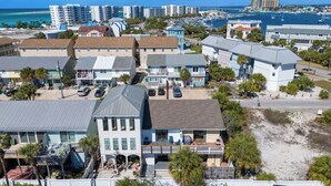 Zona residencial costera con edificios de varios pisos, un puerto deportivo y playa.