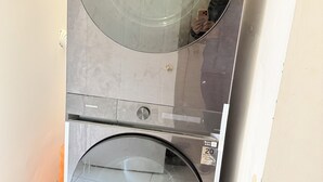 Un appareil combiné lave-linge et sèche-linge, de type « superposé », vendu au prix de 13 dollars.