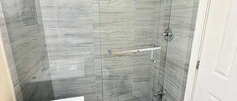 Bidet, Handtücher, Seife, Toilettenpapier