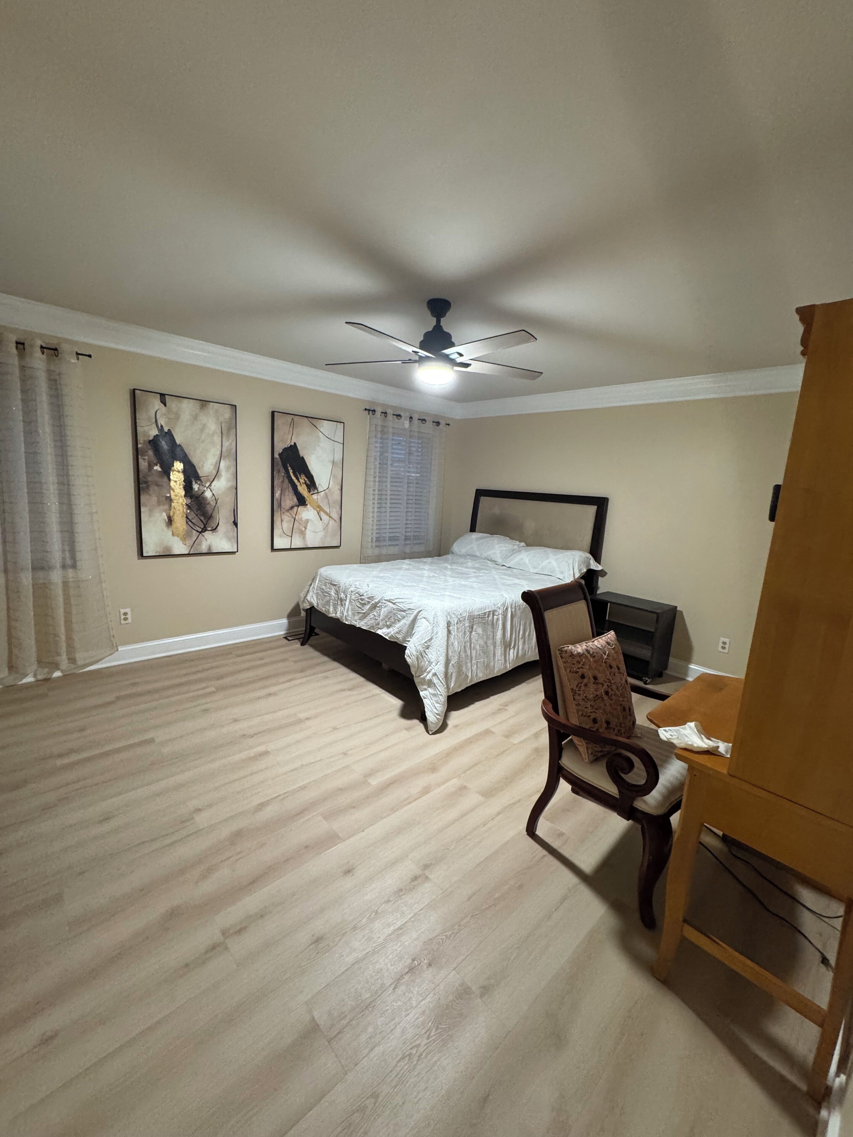 4 habitaciones, escritorio, tabla de planchar con plancha y wifi gratis 