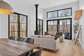 Smart TV, chimenea, futbolito, estéreo
