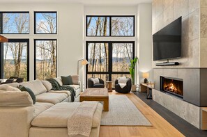 Smart TV, chimenea, futbolito, estéreo