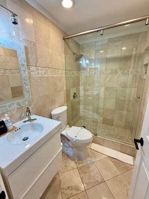 Een douche, een haardroger, een bidet, handdoeken