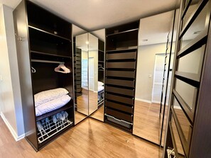 4 slaapkamers, een strijkplank/strijkijzer, gratis wifi, beddengoed