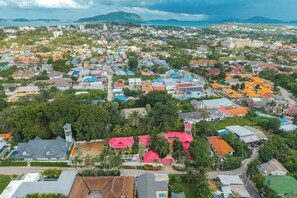Une ville côtière où se côtoient des immeubles d’habitation, certains avec des toits rouges et d’autres avec des toits bleus.
