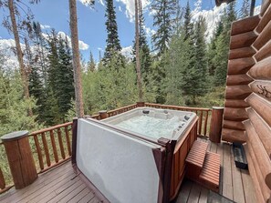 Outdoor spa tub - NEW Elk Ridge Lodge: Hammock, Foosball, Private Hot Tub in Silverthorne! (Silverthorne)