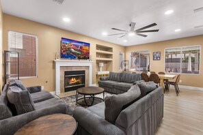 Smart TV, video games, table football, ping pong - Pool & Hot tub • Game Room • King Beds • 22 Guests Max (Las Vegas)
