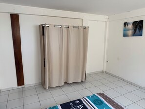1 slaapkamer, een strijkplank/strijkijzer, wifi, beddengoed