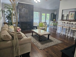 Living area - Waller Creek Condo Cottage Single Story Parking in Front Quiet & Walkable Area (Austin)