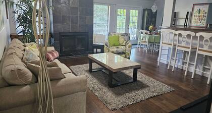Waller Creek Condo Cottage Single Story Parking in Front Quiet & Walkable Area