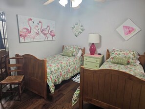 2 bedrooms, iron/ironing board, WiFi, bed sheets - Waller Creek Condo Cottage Single Story Parking in Front Quiet & Walkable Area (Austin)