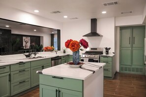 Fridge, microwave, oven, stovetop - Private Pool • Movie Theater • Sleeps 12 / 4BR (San Antonio)