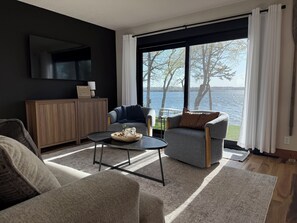 TV connectée, livres, chaîne hi-fi
