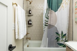 Dusche, Haartrockner, Handtücher, Seife