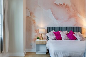 4 bedrooms, iron/ironing board, travel cot, free WiFi - NEW!Pink Palace:Rooftop Hot Tub, Pool, Arcade, Beer Pong, Karaoke,BBQ, Game Room (nashville)