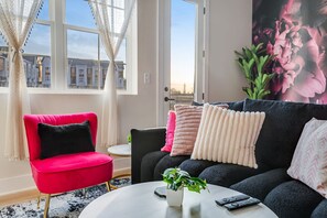Fireplace, video games, books, music library - NEW!Pink Palace:Rooftop Hot Tub, Pool, Arcade, Beer Pong, Karaoke,BBQ, Game Room (nashville)