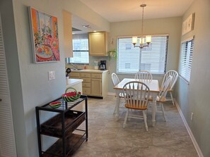 Dining - Relaxing Corner Condo on Canal - Casa Marina 2b/2b – Short Walk to the Beach! (Fort Myers Beach)