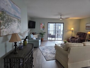 Smart TV - Relaxing Corner Condo on Canal - Casa Marina 2b/2b – Short Walk to the Beach! (Fort Myers Beach)