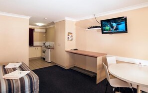 Standard Double or Twin Room, Roll-in Shower, Non Smoking | Interior - Jefferys Motel (Kearneys Spring)