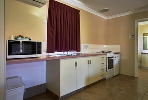 Standard Double or Twin Room, Non Smoking | Private kitchen - Jefferys Motel (Kearneys Spring)