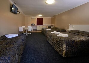 Blackout curtains, iron/ironing board, free WiFi - Jefferys Motel (Kearneys Spring)
