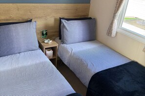 Room - Family Caravan - Sleeps 4 - Dog friendly - Parking (Perranporth)