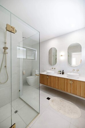 Shower, hair dryer, shampoo - Sunny Gem on Sunrise - steps to the beach! (Sunrise Beach)