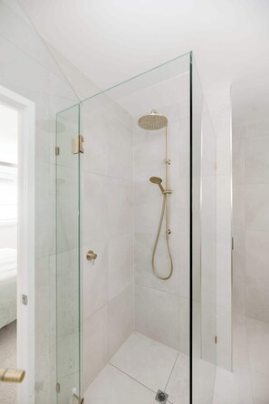 Shower, hair dryer, shampoo - Sunny Gem on Sunrise - steps to the beach! (Sunrise Beach)