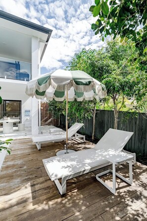 Terrace/patio - Sunny Gem on Sunrise - steps to the beach! (Sunrise Beach)
